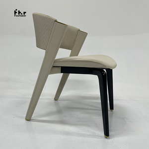 Chaise de salle à manger moderne en cuir PU beige, dossier côtelé, pieds bicolores, accent doré pour restaurant, hôtel - Product Image 4