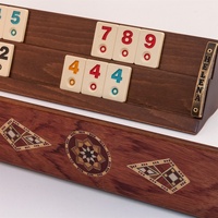 Kardelen El Yapımı Büyük Ahşap Rummy ve Okey Oyun Seti, Mozaik İşlemeli Gül Ağacı Rummy Küpleriyle 4 Kişilik Masa Oyunu