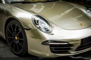 Vinilo Protector Autoadhesivo Color Champán Dorado Metálico de Alto Brillo con Canales de Liberación de Aire para Envoltura Completa de Automóviles - Product Image 4