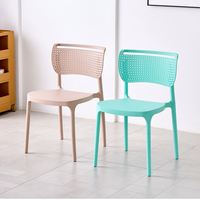 Chaise en plastique moulé avec dossier découpé et pieds coniques, siège moderne et coloré pour événements, cafés et restaurants