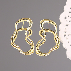 Orecchini a Perno con Linea Irregolare a Cuore per Donne, Gioielli Minimalisti in Metallo dal Look Moderno - Product Image 4