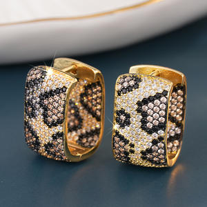 Pendientes de Aro E4598 en Oro Blanco con Cristales Geométricos y Microincrustaciones de Diamantes de Imitación, Joyería Moderna para Mujer - Product Image 3