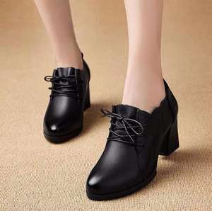 Nouvelle couche de tête noire <span class=keywords><strong>talon</strong></span> épais chaussures de travail en cuir souple tête pointue à lacets petites pompes en cuir - Product Image 1