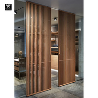 Portes coulissantes modernes en bois à lamelles pour maisons Nouveau design Intérieur Cloison en bois Placard Cuisine Salon Portes Panneaux à lamelles
