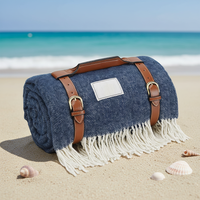 Couverture de pique-nique et de voyage moderne, populaire, imperméable, légère, en matériau PU, avec pompe à air externe, portable, à pompons personnalisés