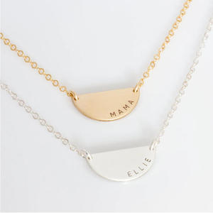 Collana Personalizzata in Acciaio Inox con Incisione MAMA, Gioiello Delicato a Mezza Luna per Stratificazione, Colore Oro - Product Image 1