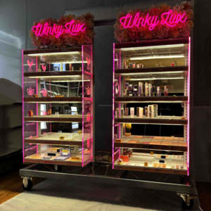 Présentoir <span class=keywords><strong>de</strong></span> cosmétiques au détail personnalisé étagère en acier design <span class=keywords><strong>miroir</strong></span> LED avec MDF acrylique pour vitrine <span class=keywords><strong>de</strong></span> magasin <span class=keywords><strong>de</strong></span> présentation - Product Image 3