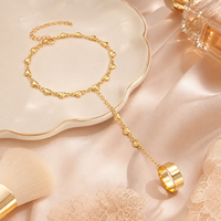 Chaîne de main à anneaux entrelacés avec pendentif cœur fin en or, bracelet et bague combinés, élégant accessoire de mode pour femme