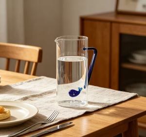 Pichet en verre avec poignée colorée personnalisée OEM/ODM, résistant à <span class=keywords><strong>la</strong></span> chaleur, avec motif 3D artisanal pour <span class=keywords><strong>la</strong></span> décoration - Product Image 1