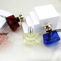 Flacon pulvérisateur de parfum vide en verre de luxe 30 ml, couleur personnalisée OEM, avec pompe, pour diffuseur à bâtonnets, parfum pour femme et sérum de soin de la peau
