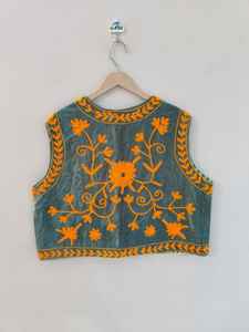 Gilet brodé en velours Suzani fait main, veste bohème vintage à fleurs pour femmes - Product Image 6