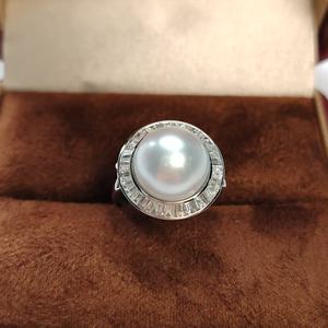 Anillo de Boda y Aniversario UM Jewelry de Oro Sólido de 18K con Engaste de Bisel, Perla Blanca del Mar del Sur de 11.5mm y Diamante Corte Baguette NGTC - Product Image 4