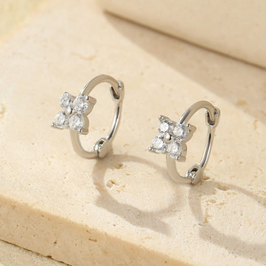 Pendientes de Plata de Ley 925 SPJ Trendy, <span class=keywords><strong>Mini</strong></span> Pendientes de Aro con Forma de Trébol de Cuatro Hojas, Joyería Pequeña para Perforaciones de Cartílago - Product Image 6