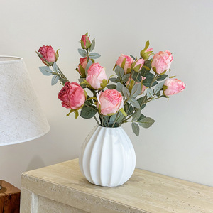 Vase en céramique décoratif avec bouquet de roses à franges artificielles pour table à manger, décoration douce pour salon et entrée - Product Image 4
