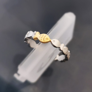 Anello Creativo a Forma di Pesce Bicolore in Oro, Design Ispirato al Nuoto, Gioiello di Moda per Donne - Product Image 6