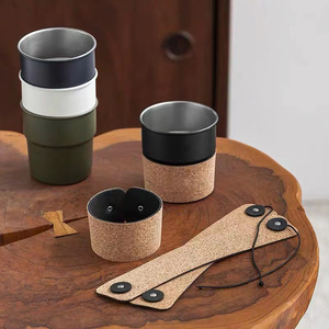 Manicotto Protettivo <span class=keywords><strong>per</strong></span> Tazza da Campeggio Personalizzabile con Logo, in Pelle, Regolabile, Isolante Termico, Effetto Legno Morbido - Product Image 1