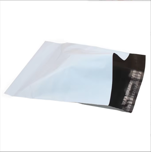 Enveloppes d'expédition en polyéthylène noir autocollantes personnalisées avec impression de logo YC pour vêtements - Product Image 5