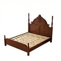 Lit double vintage français en bois, cadre rembourré élégant avec rangement, lit de mariage classique pour chambre principale