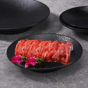 Plato redondo de gres con textura de piedra negra para carne a la parrilla, ideal para cenas y fiestas. - Product Image 2