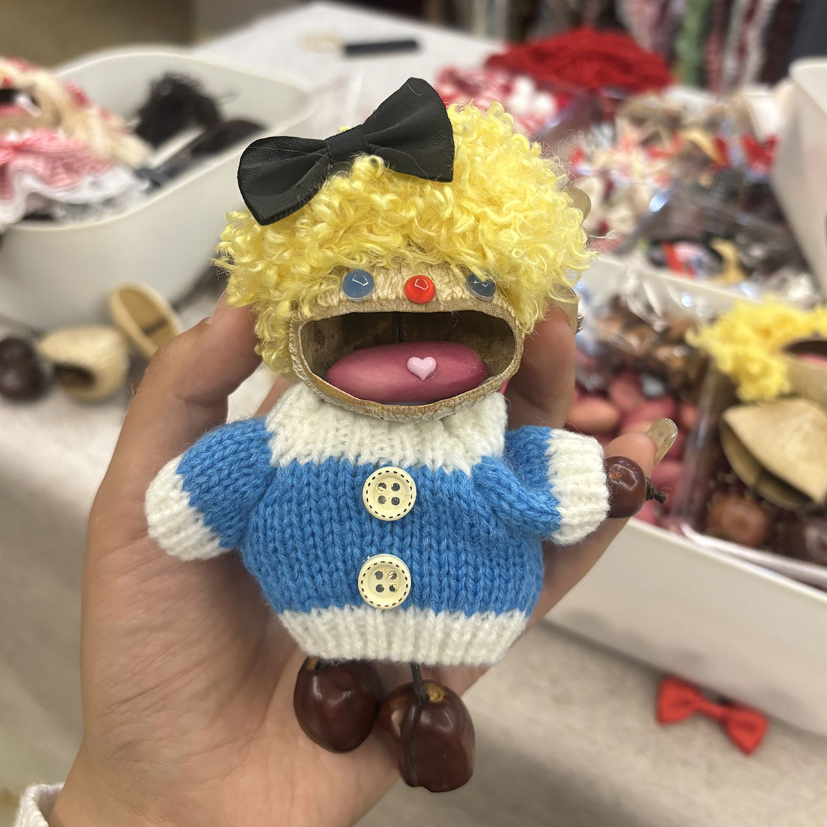 Poupée aux cheveux jaunes