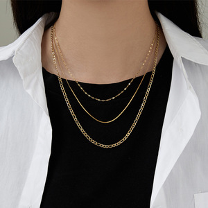 Collier pour femme en acier inoxydable, long, avec chaîne Figaro et chaîne fine à maillons ondulés, plaqué or 18 carats, inaltérable - Product Image 3