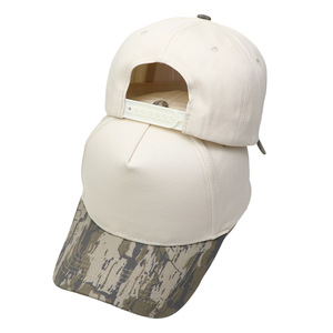 Cappellino da Baseball Bicolore con Corona Crema e Visiera Mimetica, Regolabile con Chiusura Snapback, per Sport all'Aperto - Product Image 1
