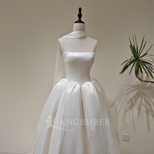 Vestido de Novia Moderno y Minimalista LY160, Estilo Princesa, Cuello Barco, Satinado, con Apliques de Flores de Cristal y Encaje, y Pañuelo - Product Image 4