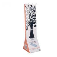 Support d'affichage de chaussettes en carton recyclable moderne avec crochets de suspension pour la promotion en magasin