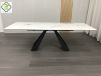 Table à manger moderne pour restaurant d'usine, plateau en dalle de pierre, structure en métal noir, pour hôtel et famille