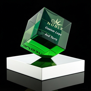 Noble fabricante <span class=keywords><strong>cubo</strong></span> de cristal <span class=keywords><strong>rojo</strong></span> con Base de cristal blanco logotipo personalizado a medida regalo de negocios artesanía a mano premio de trofeo futuro - Product Image 3