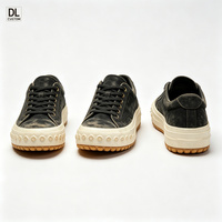 Zapatillas bajas personalizadas de plataforma de gamuza lavada estilo vintage con cordones de tela, borde de puntos, suela de goma gruesa, soporte de arco y transpirables.