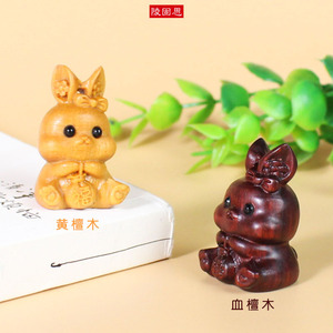 Pendentif en bois de santal « Lapin porte-bonheur » pour téléphone portable – Cadeau tendance TikTok - Product Image 1