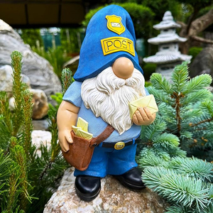 Statua Creativa di Gnomo Postino Dipinta a Mano in Resina per Decorazione Giardino - Product Image 2