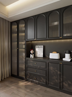 Buffet de cuisine de luxe sur mesure avec structure en bois massif, portes en verre cannelé et éclairage LED pour l'intérieur d'une villa moderne