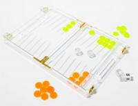 Jeux de backgammon blancs en acrylique Lucite transparent de haute qualité avec des puces orange et jaune