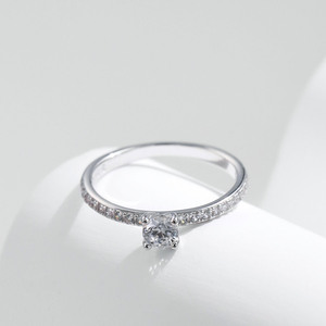 Anillo de Compromiso Clásico de Plata S925 con Diamante de Corte Brillante Redondo, Engaste de Garras y Banda Pavé, Joyería Fina para Mujer - Product Image 6