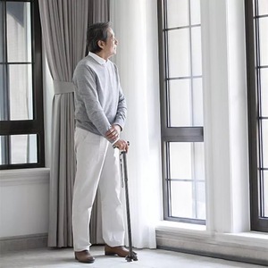 Bastón plegable multifunción para caminar para ancianos, con luces LED, muletas de Base grandes, antideslizantes y estables - Product Image 5