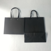 Sacs cadeaux en papier noir mat de luxe faits à la main et recyclables, avec poignées en ruban, impression sérigraphique, logo personnalisé pour les vêtements