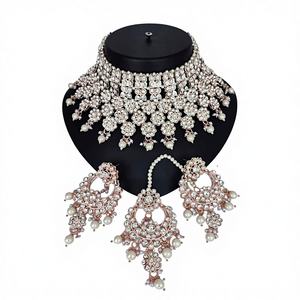 Juego de Joyas de Novia Tradicionales Indias Chapadas en Oro con Pendientes y Maang Tikka para Mujer - Product Image 1