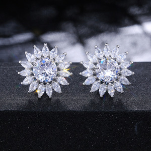 Orecchini a perno grandi con zirconi a pavé a forma di girasole, alla moda, per tutti i giorni, per feste, gioielli da donna, idea regalo - Product Image 6