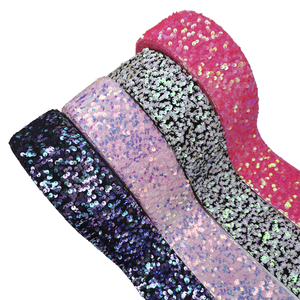 La société Boca vend des rubans à paillettes à fond de velours très créatifs qui peuvent être utilisés pour décorer des vêtements ou comme nœuds pour <span class=keywords><strong>les</strong></span> cheveux. - Product Image 1