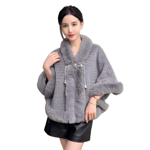 Manteau poncho élégant en fausse fourrure pour femme, décontracté, à manches chauve-souris, tricoté, avec fermeture boutonnée, coupe courte et ample, idéal pour le street style et les mariages - Product Image 3