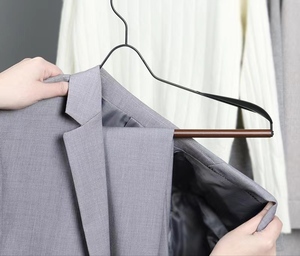 Perchas para ropa de abrigo de madera de Metal con hombro ancho <span class=keywords><strong>forjado</strong></span> de <span class=keywords><strong>hierro</strong></span> moderno Vintage para organización de guardarropa práctica y elegante - Product Image 6