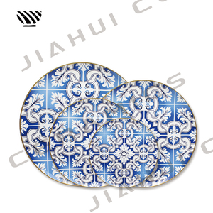 Ensemble d'assiettes à dîner en porcelaine d'inspiration européenne, motifs complexes bleu-blanc ressemblant à des carreaux avec des accents dorés - Product Image 6