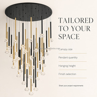 Lustre en verre en cascade avec pendentifs en tubes métalliques fins pour grandes escalinades, salons d'hôtel et halls à double hauteur