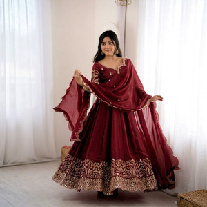 Robe Anarkali traditionnelle indienne et pakistanaise pour femmes, longue jusqu'au sol, brodée, avec dupatta, tenue de mariage - Product Image 1