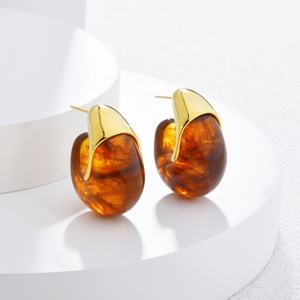 Pendientes de botón estilo retro con diseño de flor, chapados en oro de 14K, de acero inoxidable, de lujo ligero, de alta gama, con temperamento exagerado - Product Image 3
