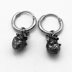 Yunnique Boucles d'oreilles en forme de cœur en acier inoxydable, design rétro pour hommes et femmes - Product Image 2