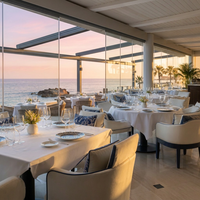 Terraza Acristalada Retráctil con Estructura de Aluminio para Restaurante en la Playa, Cerramiento para Terraza Costera