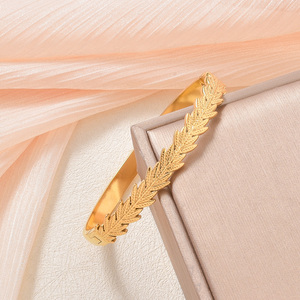 Pulseras y brazaletes de oro fino, pulidos, resistentes al óxido, con un brillo metálico suave y brillante, con un patrón de follaje natural elegante y a la moda. - Product Image 5